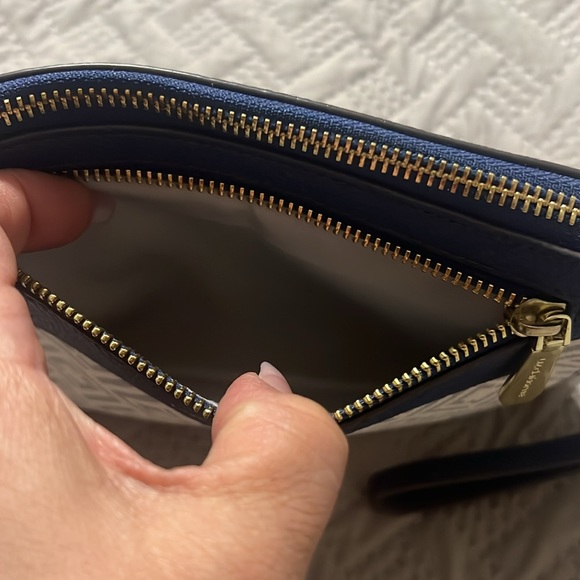 Liz Claiborne Wristlet Wallet with 12 credit cards spaces is pre loved like new - Picture 12 of 12